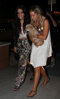 Vanessa Hudgens feet photo thumbnail