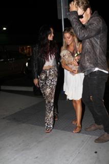 Vanessa Hudgens feet photo thumbnail