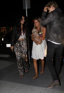 Vanessa Hudgens feet photo thumbnail