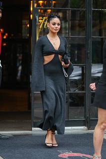 Vanessa Hudgens feet photo thumbnail
