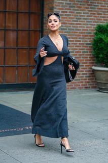 Vanessa Hudgens feet photo thumbnail