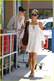 Vanessa Hudgens feet photo thumbnail