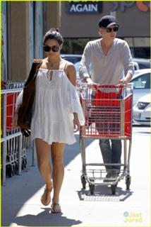 Vanessa Hudgens feet photo thumbnail