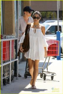 Vanessa Hudgens feet photo thumbnail