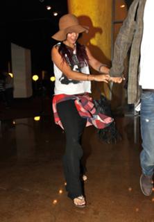 Vanessa Hudgens feet photo thumbnail