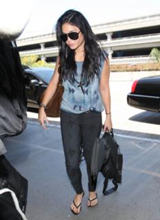 Vanessa Hudgens feet photo thumbnail