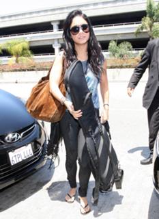 Vanessa Hudgens feet photo thumbnail