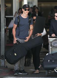 Vanessa Hudgens feet photo thumbnail