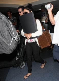 Vanessa Hudgens feet photo thumbnail