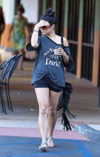 Vanessa Hudgens feet photo thumbnail