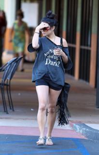 Vanessa Hudgens feet photo thumbnail
