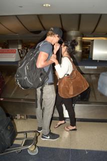 Vanessa Hudgens feet photo thumbnail