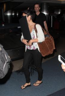 Vanessa Hudgens feet photo thumbnail