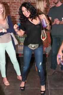 Vanessa Hudgens feet photo thumbnail