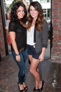 Vanessa Hudgens feet photo thumbnail