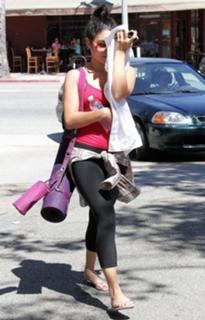 Vanessa Hudgens feet photo thumbnail