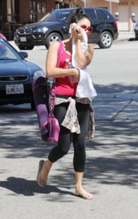 Vanessa Hudgens feet photo thumbnail