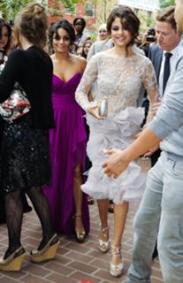 Vanessa Hudgens feet photo thumbnail