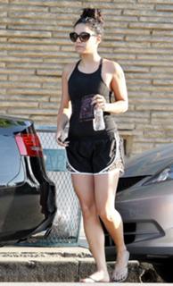 Vanessa Hudgens feet photo thumbnail
