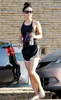 Vanessa Hudgens feet photo thumbnail