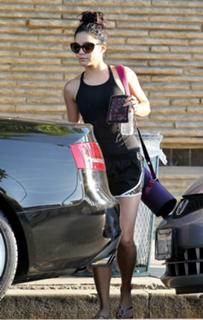 Vanessa Hudgens feet photo thumbnail