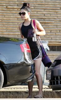 Vanessa Hudgens feet photo thumbnail