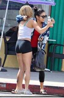Vanessa Hudgens feet photo thumbnail