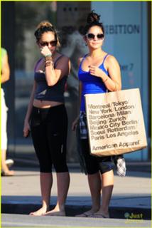 Vanessa Hudgens feet photo thumbnail