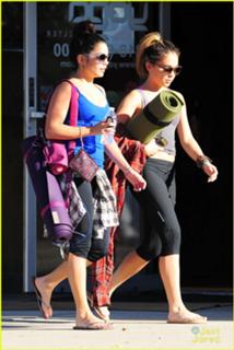 Vanessa Hudgens feet photo thumbnail