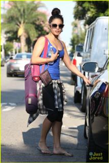 Vanessa Hudgens feet photo thumbnail