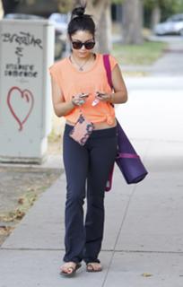 Vanessa Hudgens feet photo thumbnail
