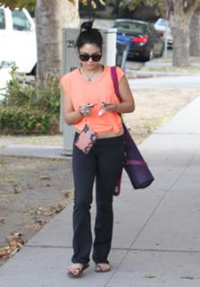 Vanessa Hudgens feet photo thumbnail