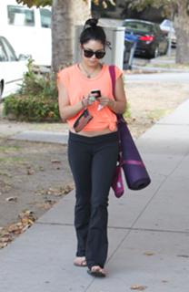 Vanessa Hudgens feet photo thumbnail