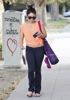 Vanessa Hudgens feet photo thumbnail