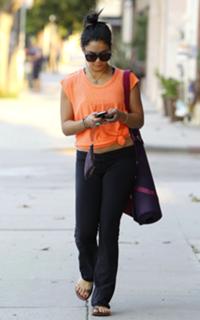 Vanessa Hudgens feet photo thumbnail