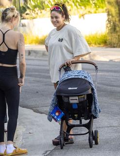 Vanessa Hudgens feet photo thumbnail