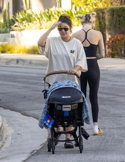 Vanessa Hudgens feet photo thumbnail