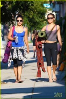 Vanessa Hudgens feet photo thumbnail