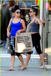 Vanessa Hudgens feet photo thumbnail