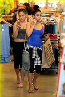 Vanessa Hudgens feet photo thumbnail
