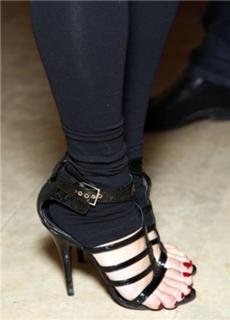 Vanessa Hudgens feet photo thumbnail