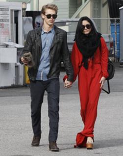 Vanessa Hudgens feet photo thumbnail