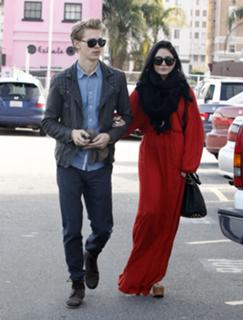 Vanessa Hudgens feet photo thumbnail