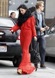 Vanessa Hudgens feet photo thumbnail