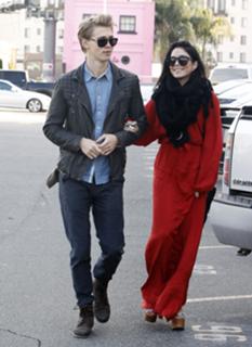 Vanessa Hudgens feet photo thumbnail