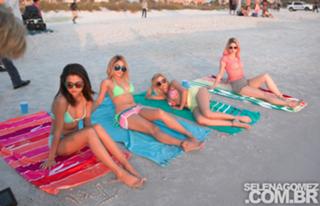 Vanessa Hudgens feet photo thumbnail