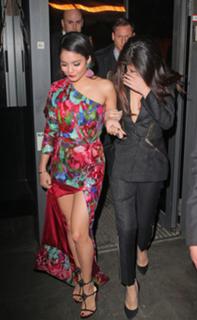 Vanessa Hudgens feet photo thumbnail