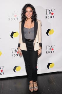 Vanessa Hudgens feet photo thumbnail