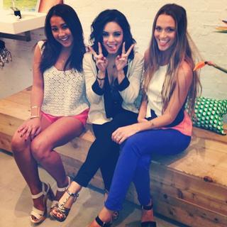 Vanessa Hudgens feet photo thumbnail