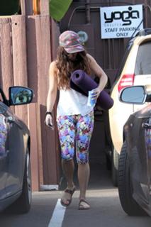 Vanessa Hudgens feet photo thumbnail